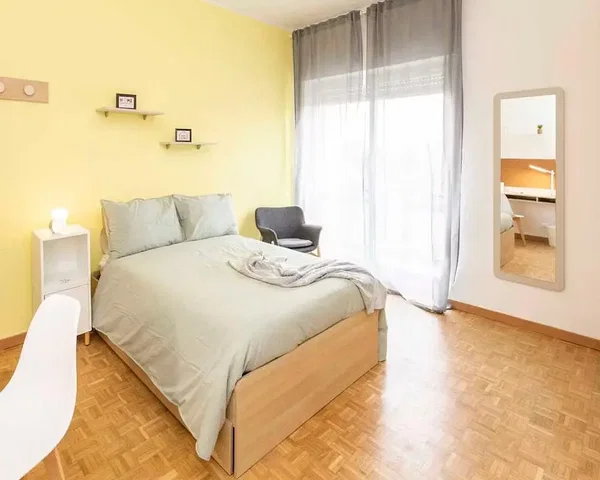 Schlafzimmer; holzboden, tageslicht