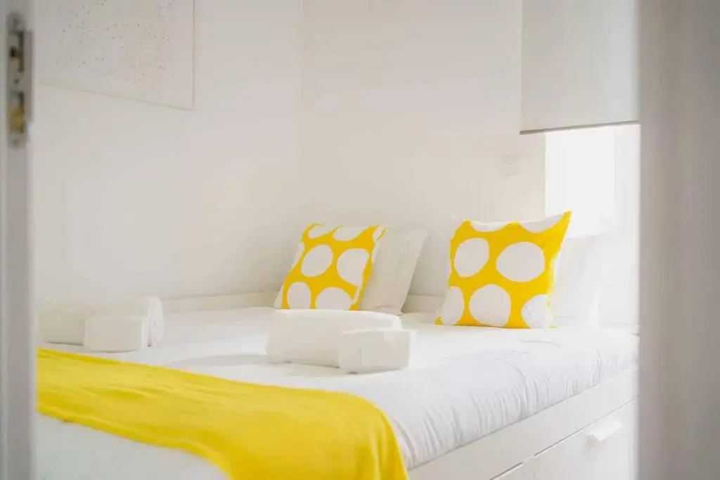 Schlafzimmer; tageslicht, moderner stil