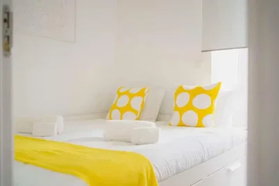 Schlafzimmer; tageslicht, moderner stil
