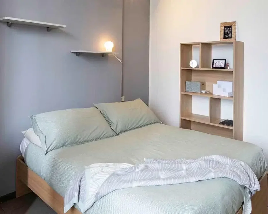 Ložnice; přirozené světlo, dřevěná podlaha