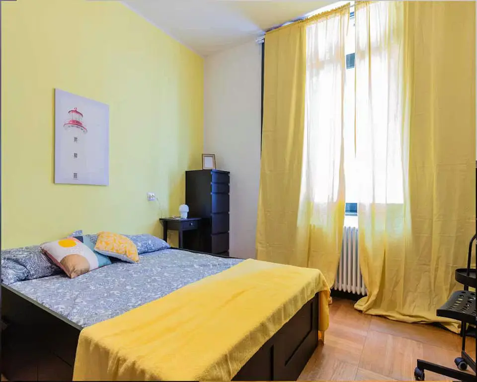Schlafzimmer; tageslicht, holzboden