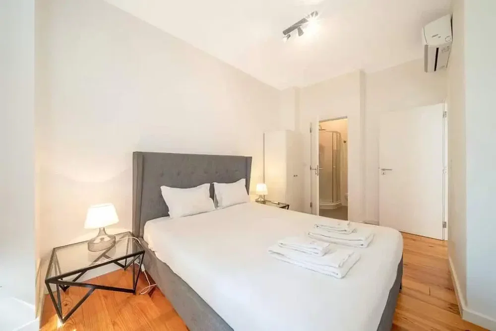 Camera da letto; pavimento in legno, luce naturale