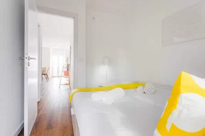 Schlafzimmer; tageslicht, holzboden