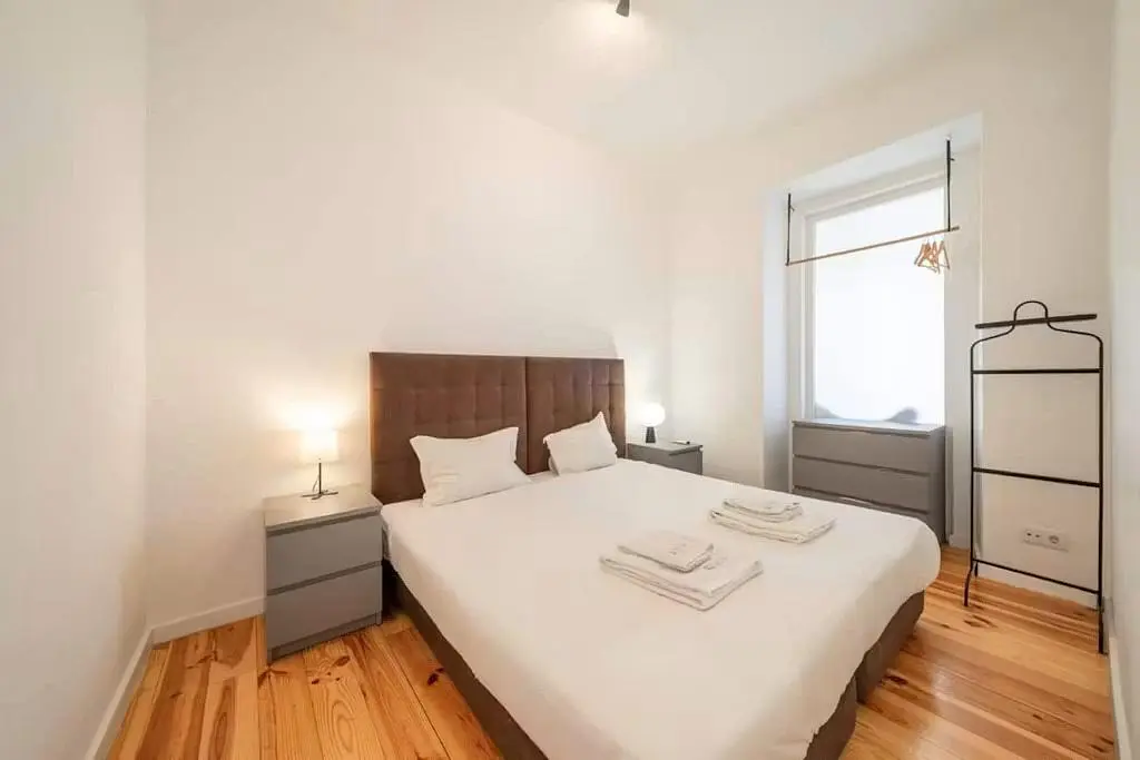 Camera da letto; pavimento in legno, luce naturale