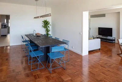 Oturma odası; ahşap zemin, doğal ışık, modern stil