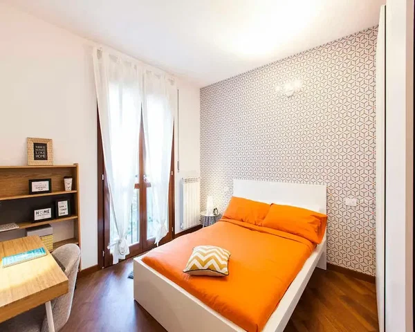 Schlafzimmer; tageslicht, holzboden