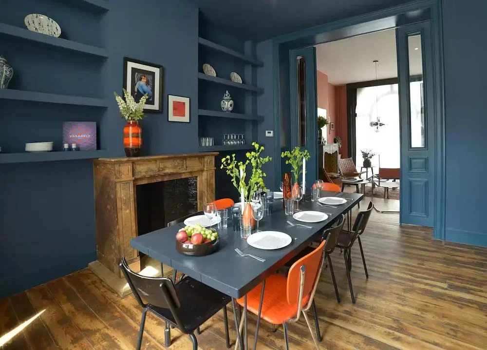 Soggiorno; pavimento in legno, camino, luce naturale, stile moderno
