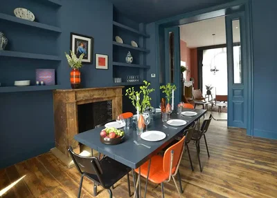 Soggiorno; pavimento in legno, camino, luce naturale, stile moderno