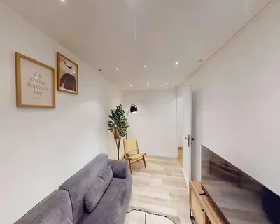 Wohnzimmer; tageslicht, holzboden, moderner stil