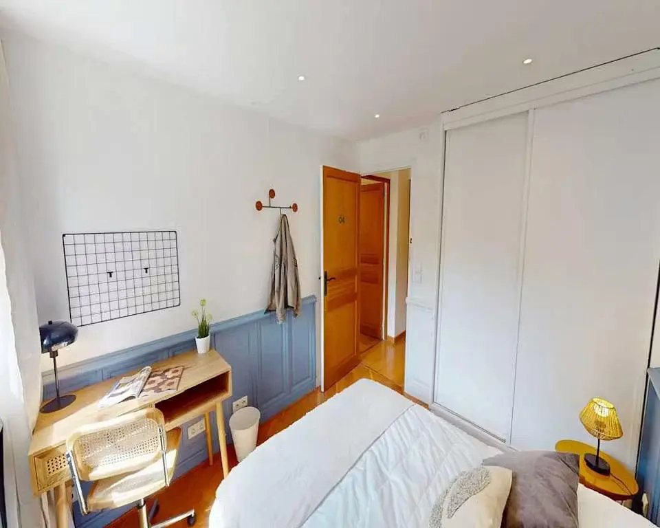 Schlafzimmer; holzboden, tageslicht