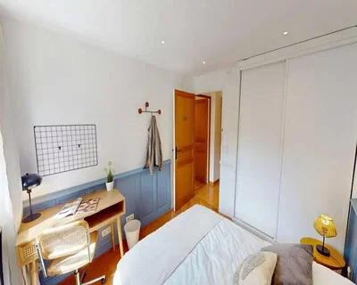 Schlafzimmer; holzboden, tageslicht