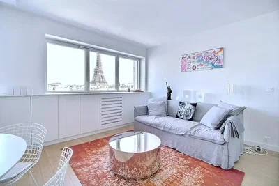 Salón; vista, suelo de madera, luz natural, estilo moderno