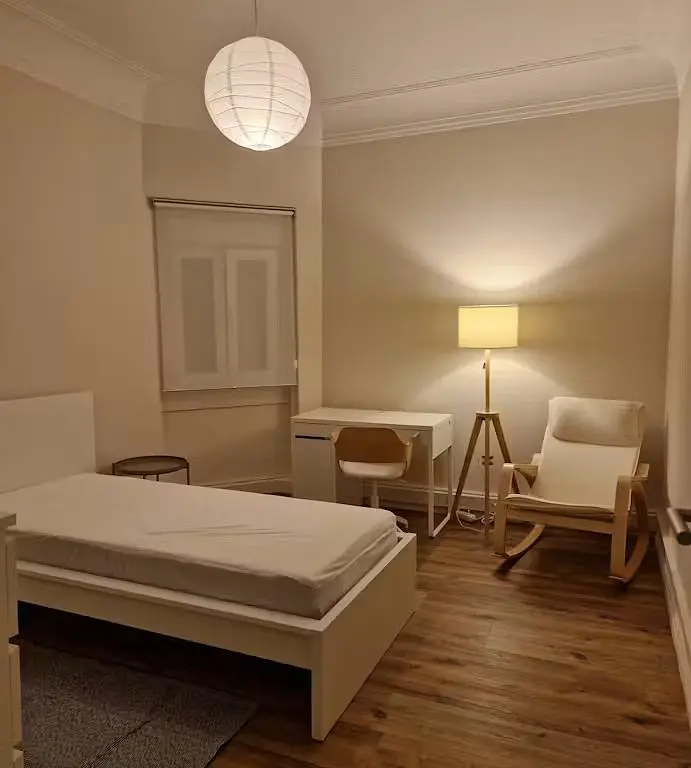 Schlafzimmer; holzboden, tageslicht