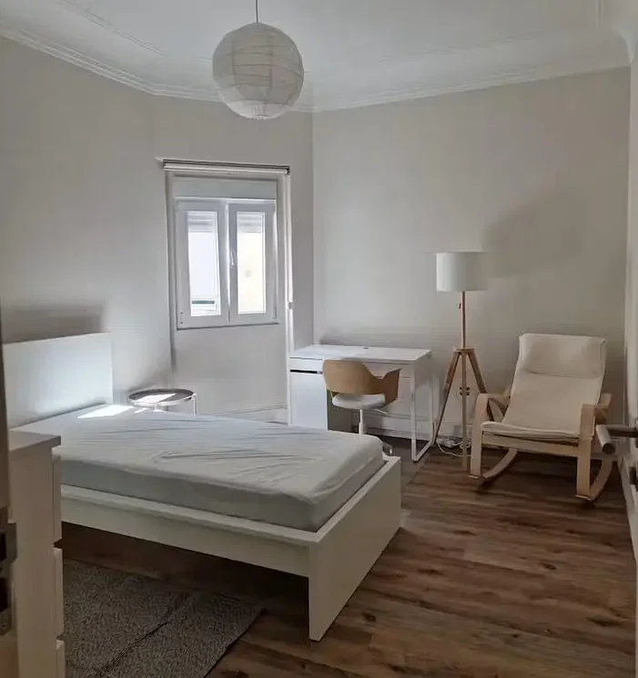 Schlafzimmer; holzboden, tageslicht