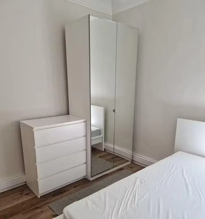 Schlafzimmer; holzboden, tageslicht