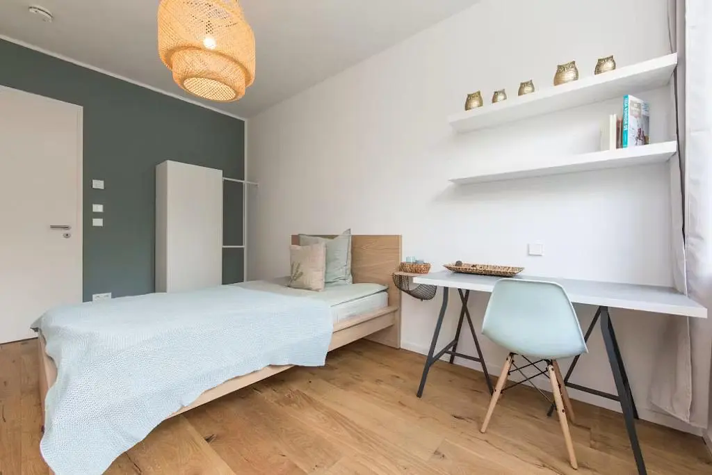 Slaapkamer; houten vloer, natuurlijk licht, moderne stijl