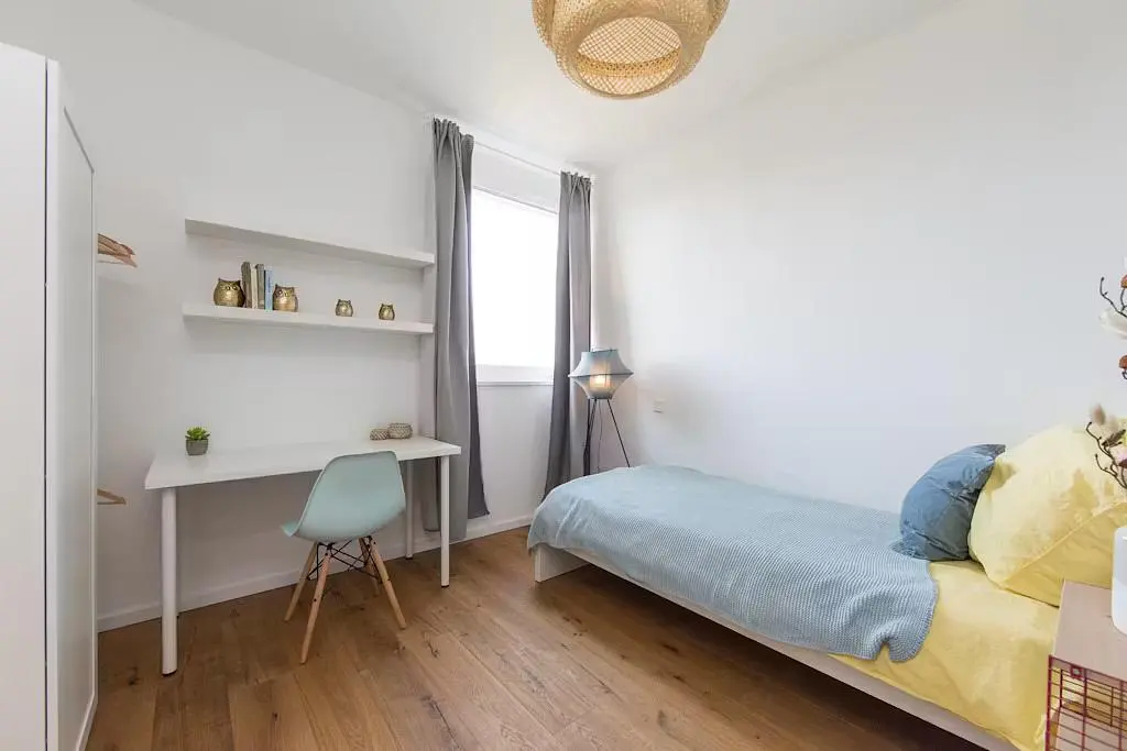 Camera da letto; pavimento in legno, luce naturale