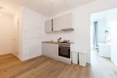 Cucina; pavimento in legno, luce naturale, elettrodomestici