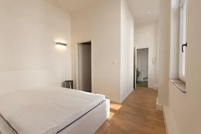 Camera da letto; pavimento in legno, luce naturale