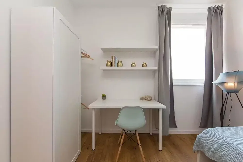 Camera da letto; pavimento in legno, luce naturale, stile moderno