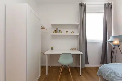 Camera da letto; pavimento in legno, luce naturale, stile moderno