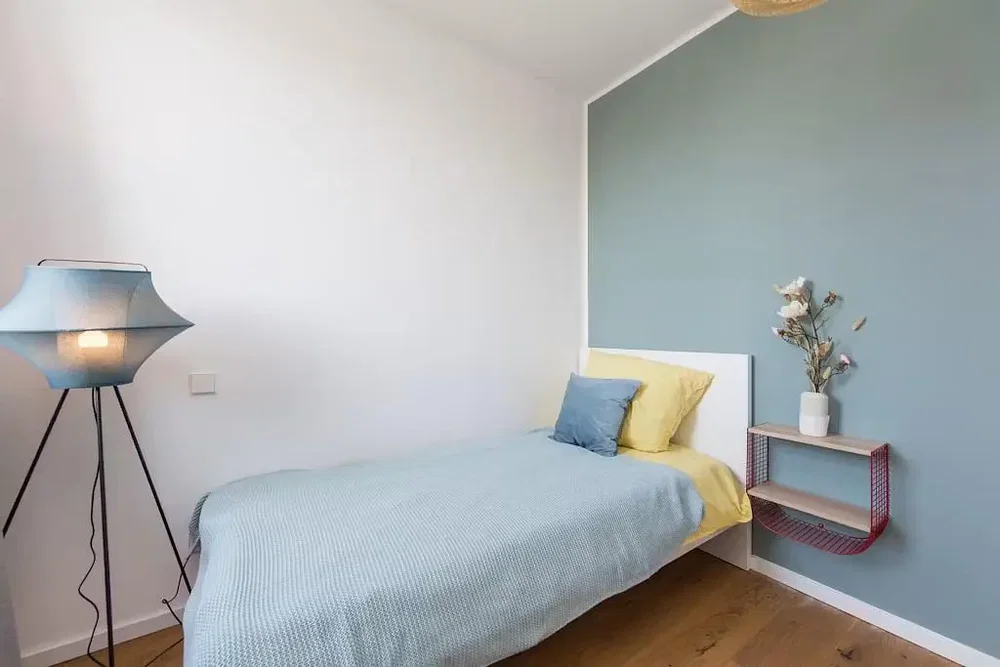 Camera da letto; luce naturale, pavimento in legno