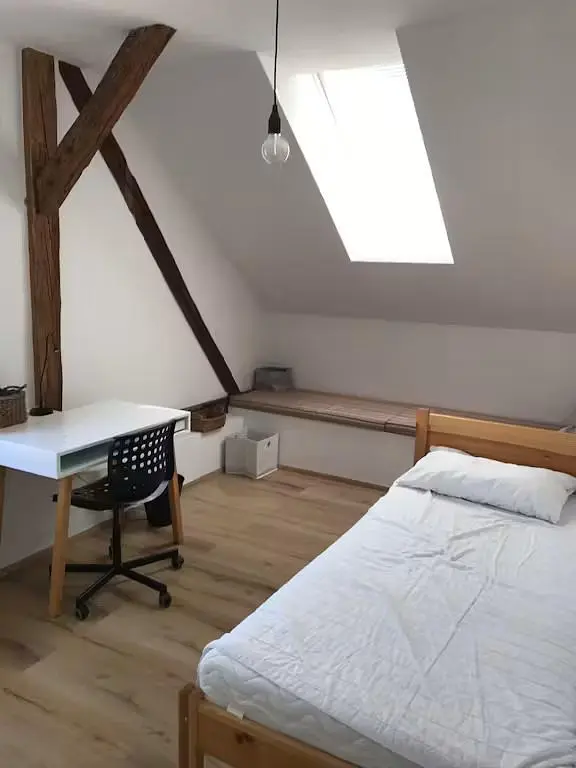 Schlafzimmer; holzbalken, tageslicht, holzboden