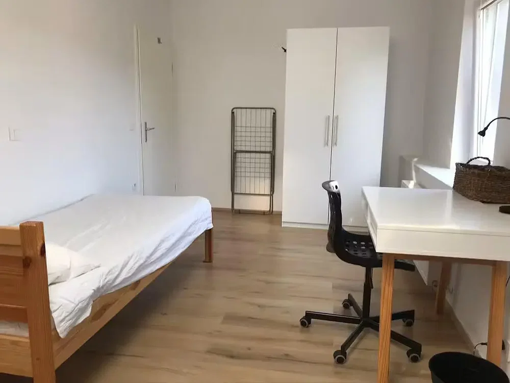 Schlafzimmer; holzboden, tageslicht