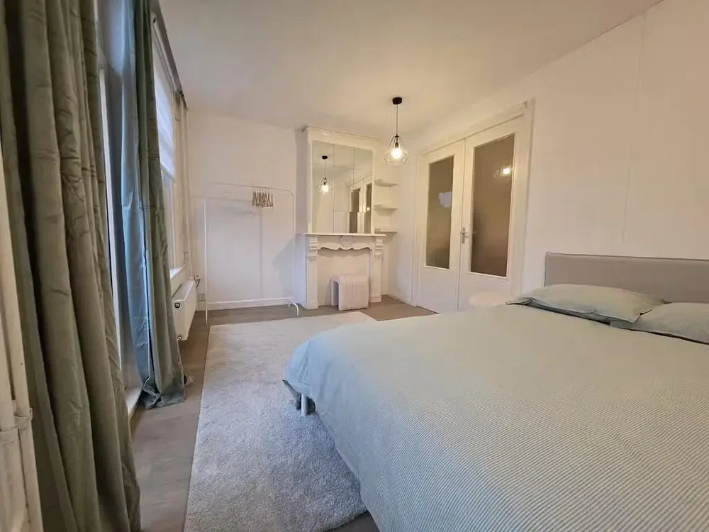 Quarto; luz natural, chão de madeira