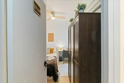 Schlafzimmer; tageslicht, holzboden