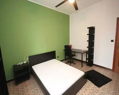 غرفة نوم; أرضية من البلاط, ضوء طبيعي