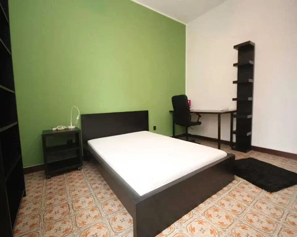 Dormitorio; suelo de baldosas, necesita renovación, luz natural
