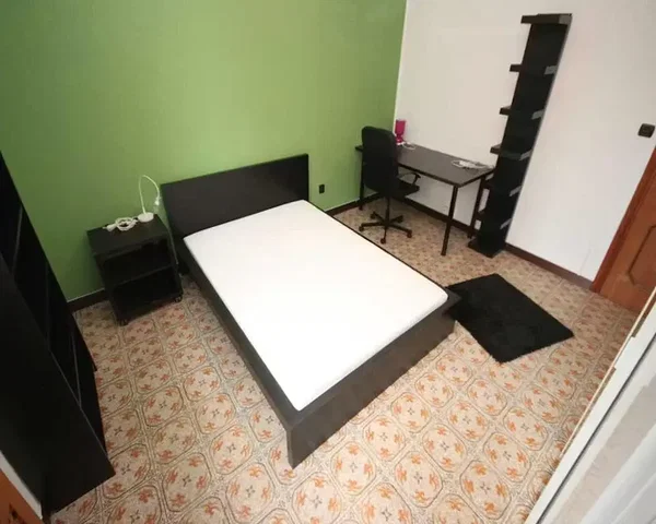 Schlafzimmer; fliesenboden, renovierungsbedürftig, tageslicht