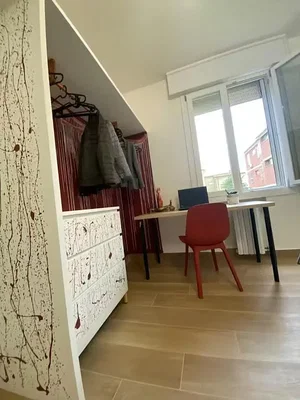 Schlafzimmer; holzboden, fliesenboden, tageslicht