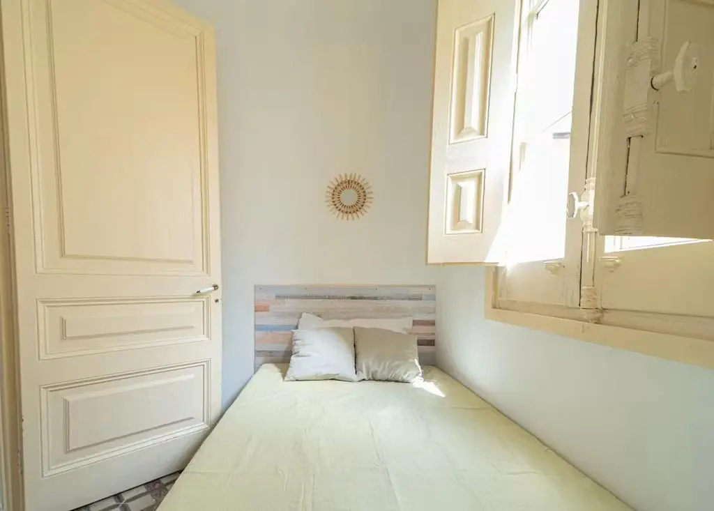 Spavaća soba; prirodno svjetlo, drvene grede