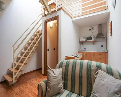 Dnevni boravak; kućanski aparati, drveni pod, prirodna svjetlost