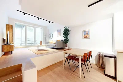 Soggiorno; luce naturale, stile moderno, pavimento in legno