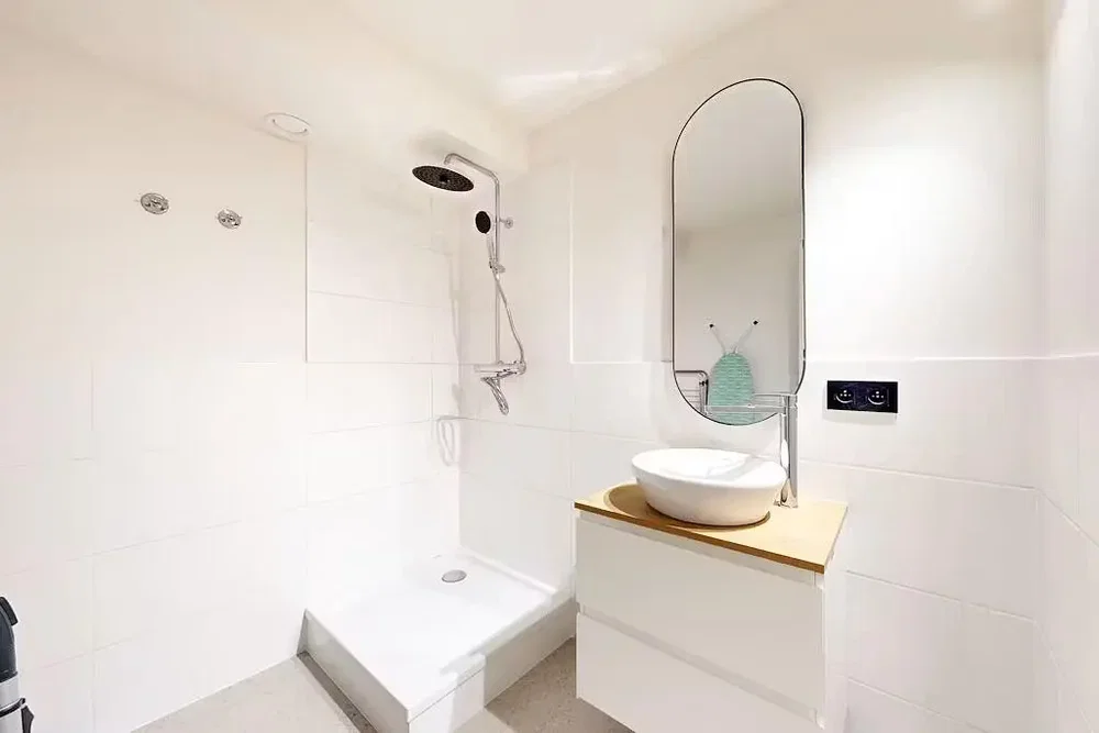 Toilette; pavimento in piastrelle, ristrutturato, luce naturale