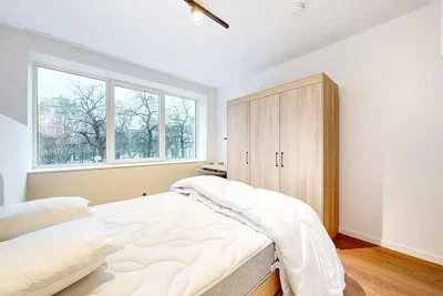 Camera da letto; pavimento in legno, luce naturale