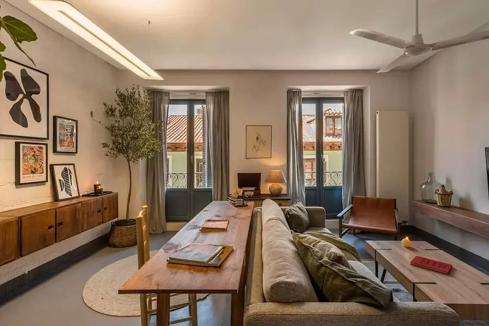 Salon; lumière naturelle, style moderne, parquet