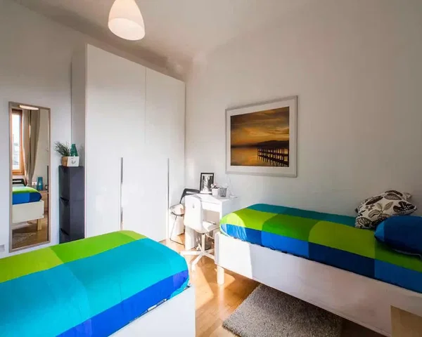 Schlafzimmer; holzboden, tageslicht