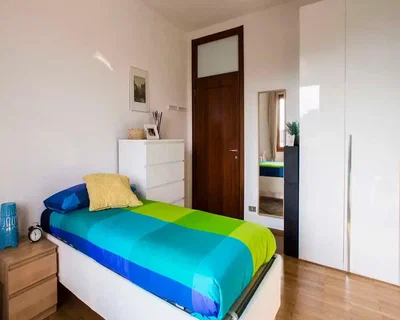 Slaapkamer; houten vloer, natuurlijk licht