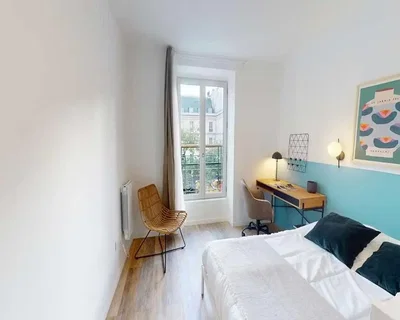 Quarto; chão de madeira, luz natural, estilo moderno