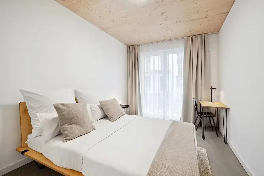 Quarto; luz natural, vigas de madeira