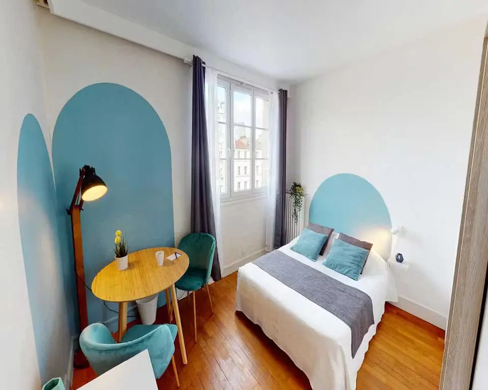 Quarto; chão de madeira, luz natural