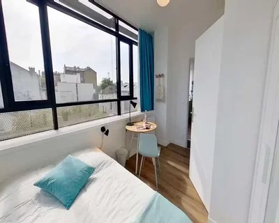 Schlafzimmer; tageslicht, holzboden, blick