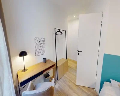 Quarto; chão de madeira, luz natural