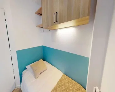 Quarto; chão de madeira, luz natural