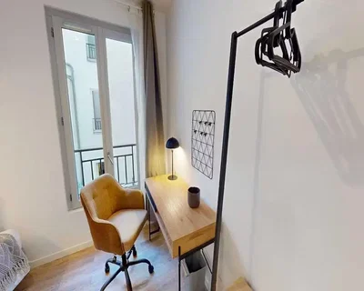 Quarto; luz natural, chão de madeira