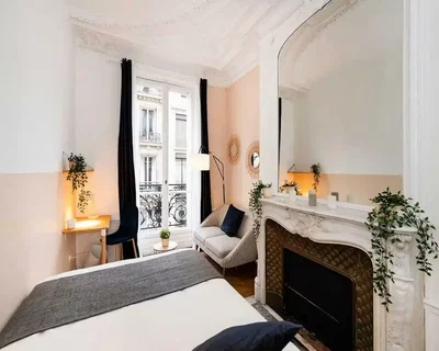 Quarto; luz natural, estilo rústico, vigas de madeira, lareira